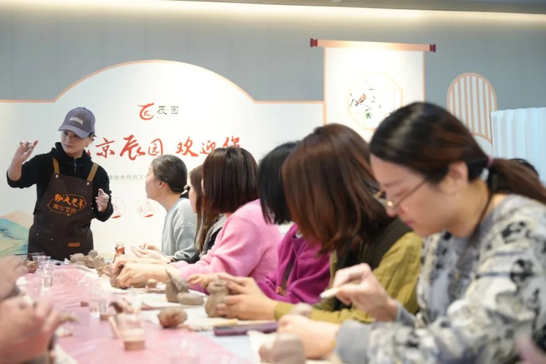 共塑陶艺展风采——钞氏兄弟（钞子艺、钞子伟）陶艺坊携手辰园举办三八妇女节主题陶艺教学活动