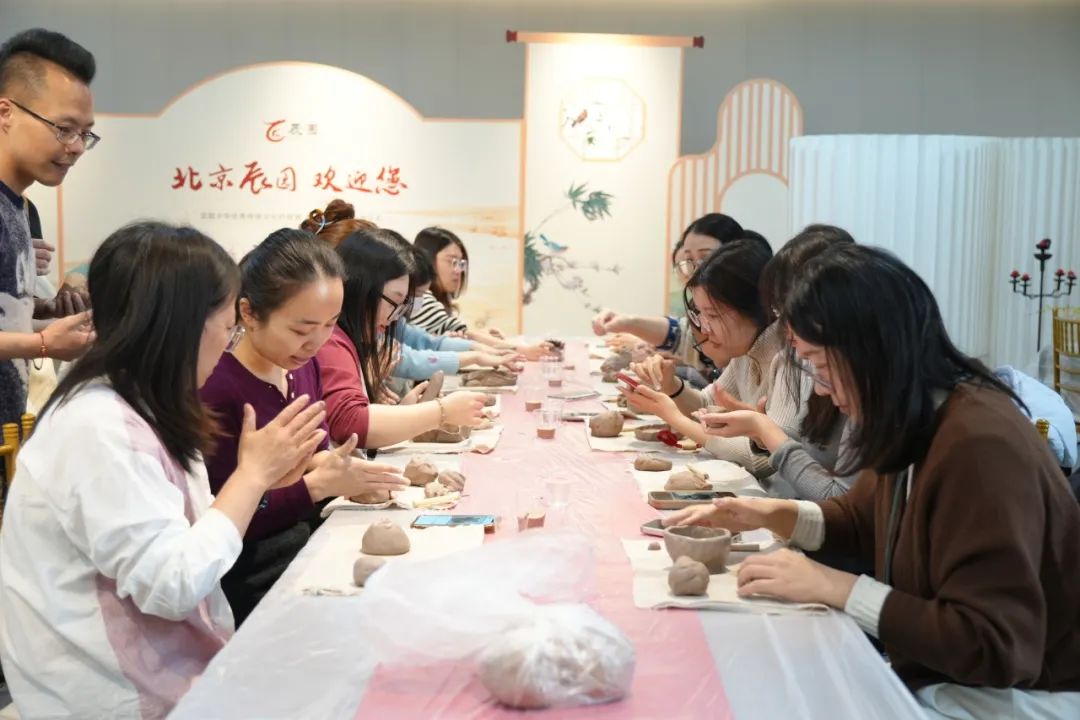共塑陶艺展风采——钞氏兄弟（钞子艺、钞子伟）陶艺坊携手辰园举办三八妇女节主题陶艺教学活动