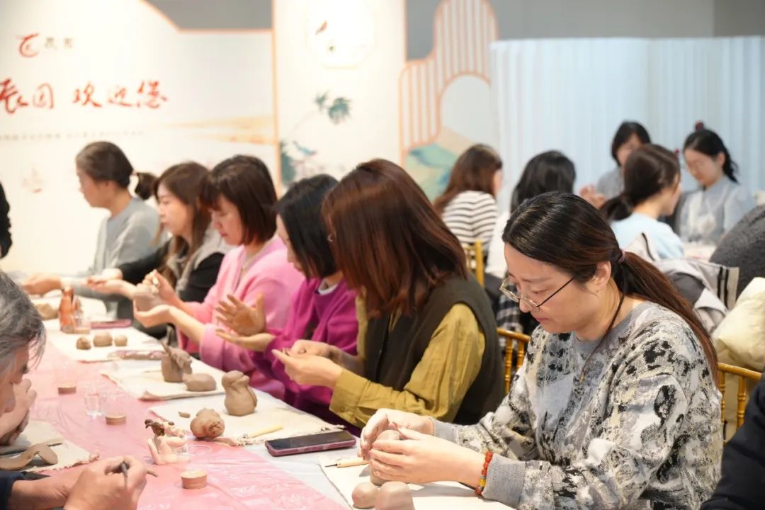 共塑陶艺展风采——钞氏兄弟（钞子艺、钞子伟）陶艺坊携手辰园举办三八妇女节主题陶艺教学活动