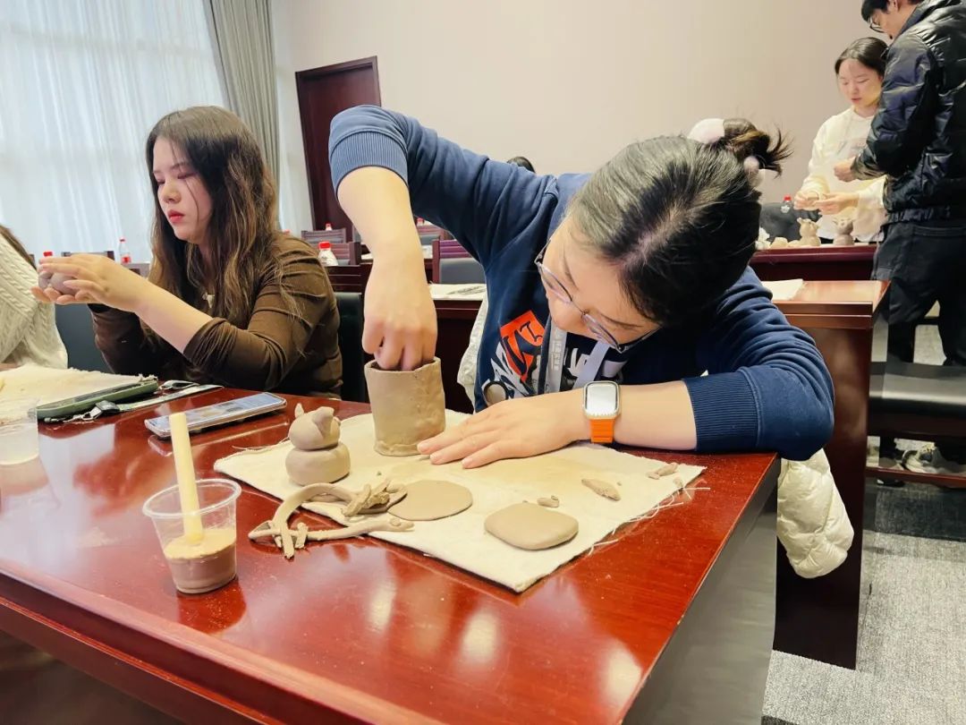 共塑陶艺展风采——钞氏兄弟（钞子艺、钞子伟）陶艺坊携手辰园举办三八妇女节主题陶艺教学活动