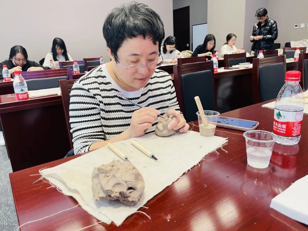 共塑陶艺展风采——钞氏兄弟（钞子艺、钞子伟）陶艺坊携手辰园举办三八妇女节主题陶艺教学活动
