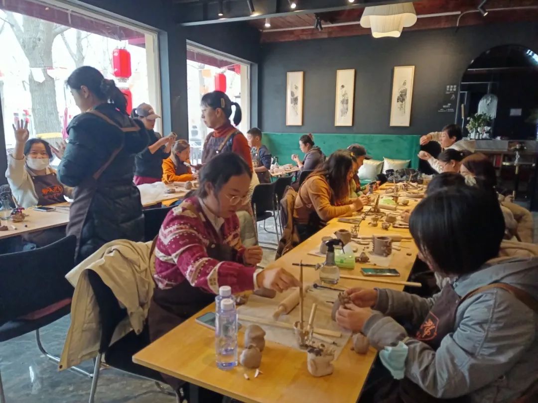 共塑陶艺展风采——钞氏兄弟（钞子艺、钞子伟）陶艺坊携手辰园举办三八妇女节主题陶艺教学活动