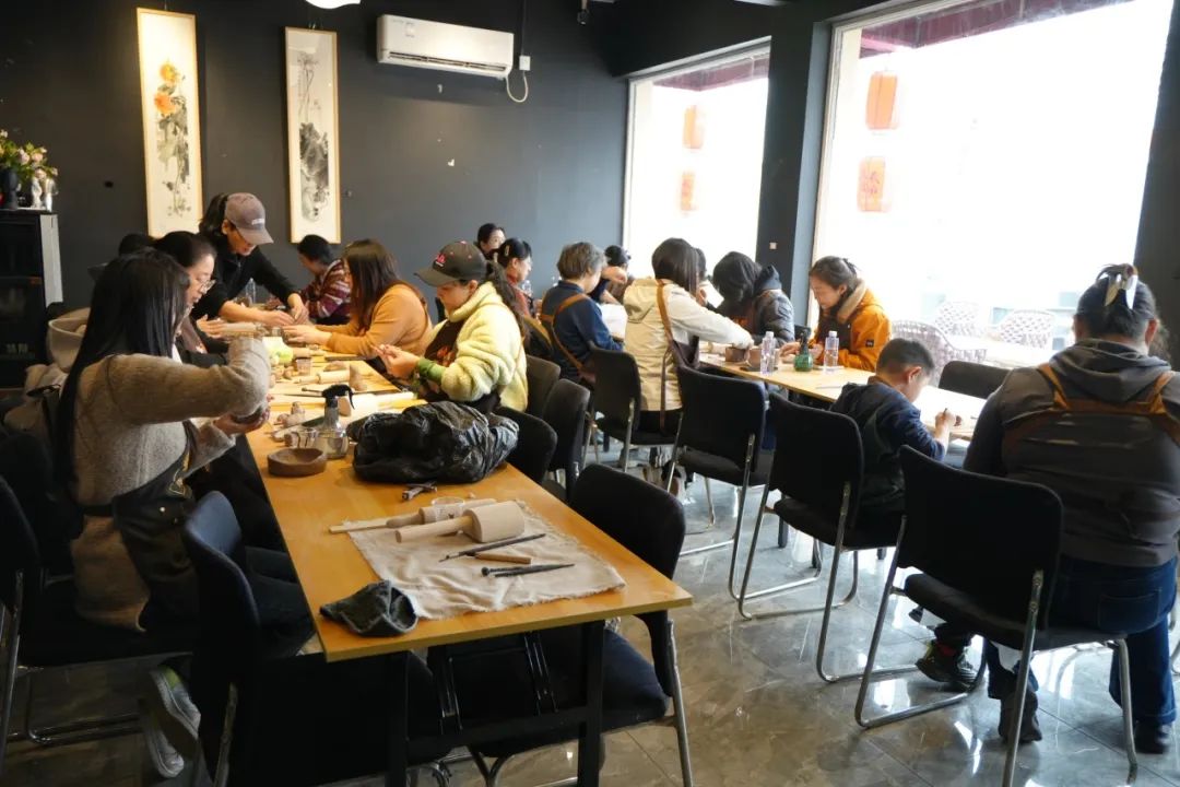共塑陶艺展风采——钞氏兄弟（钞子艺、钞子伟）陶艺坊携手辰园举办三八妇女节主题陶艺教学活动