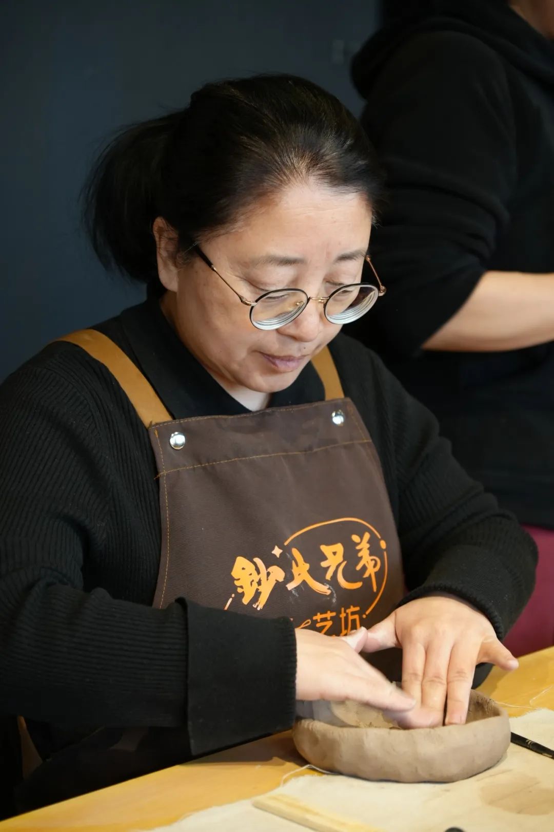 共塑陶艺展风采——钞氏兄弟（钞子艺、钞子伟）陶艺坊携手辰园举办三八妇女节主题陶艺教学活动