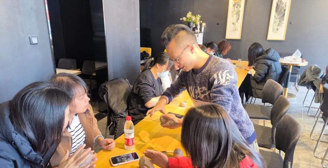 共塑陶艺展风采——钞氏兄弟（钞子艺、钞子伟）陶艺坊携手辰园举办三八妇女节主题陶艺教学活动