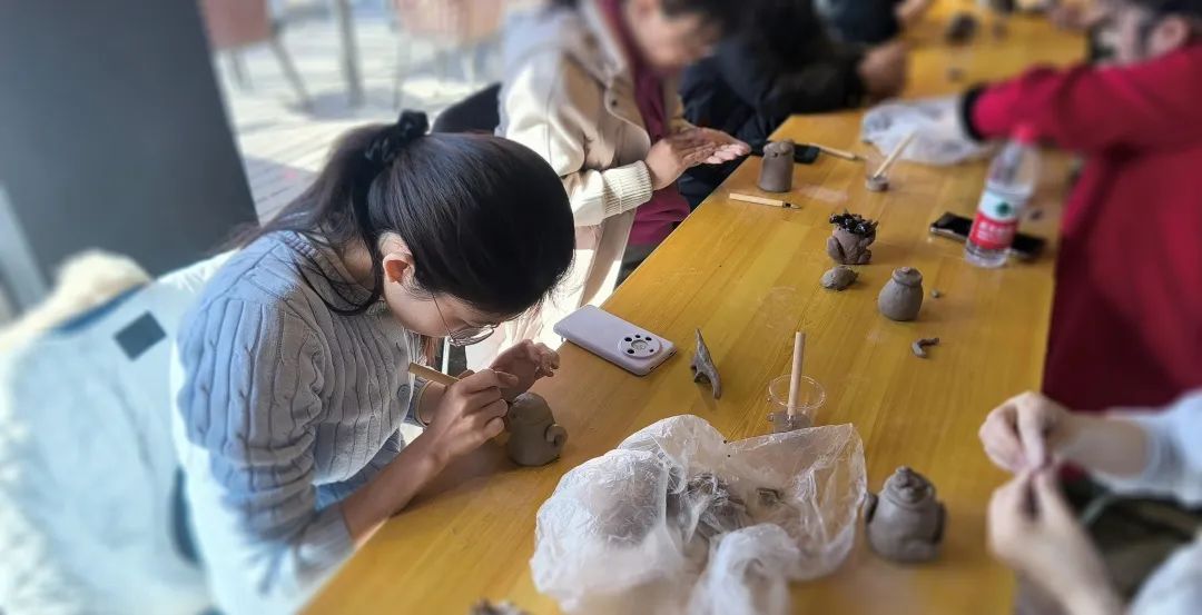 共塑陶艺展风采——钞氏兄弟（钞子艺、钞子伟）陶艺坊携手辰园举办三八妇女节主题陶艺教学活动
