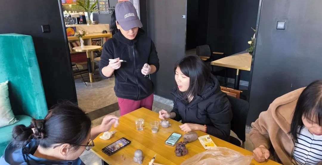 共塑陶艺展风采——钞氏兄弟（钞子艺、钞子伟）陶艺坊携手辰园举办三八妇女节主题陶艺教学活动