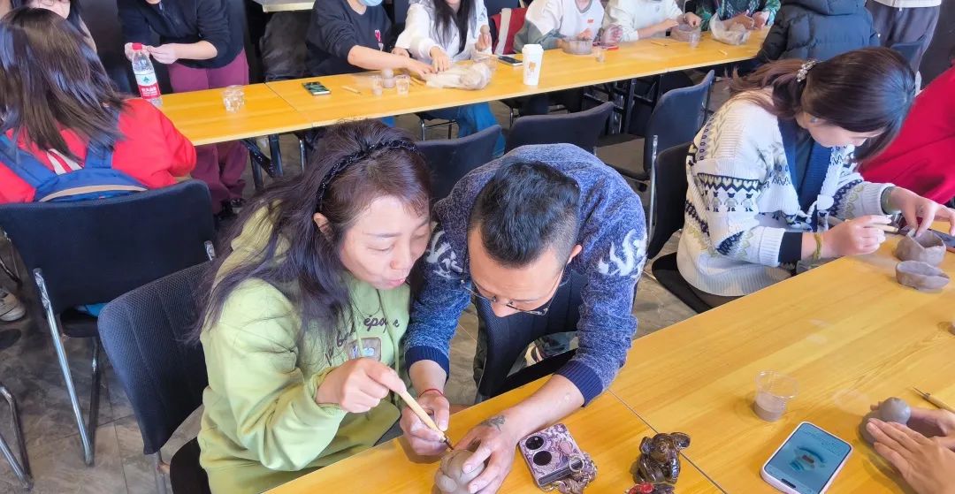 共塑陶艺展风采——钞氏兄弟（钞子艺、钞子伟）陶艺坊携手辰园举办三八妇女节主题陶艺教学活动