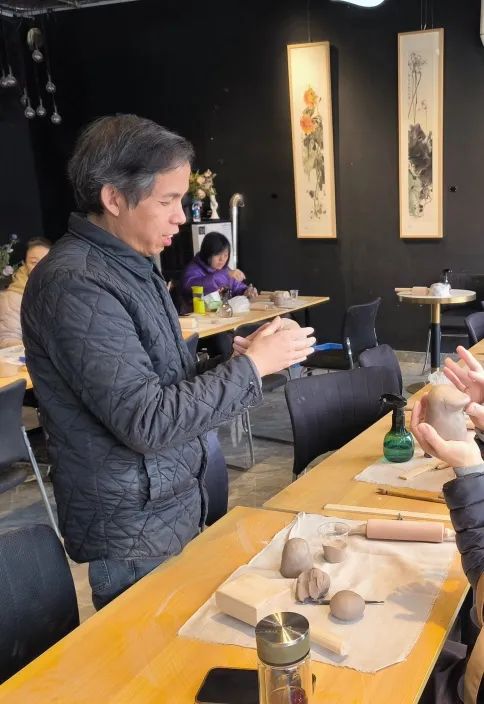 共塑陶艺展风采——钞氏兄弟（钞子艺、钞子伟）陶艺坊携手辰园举办三八妇女节主题陶艺教学活动
