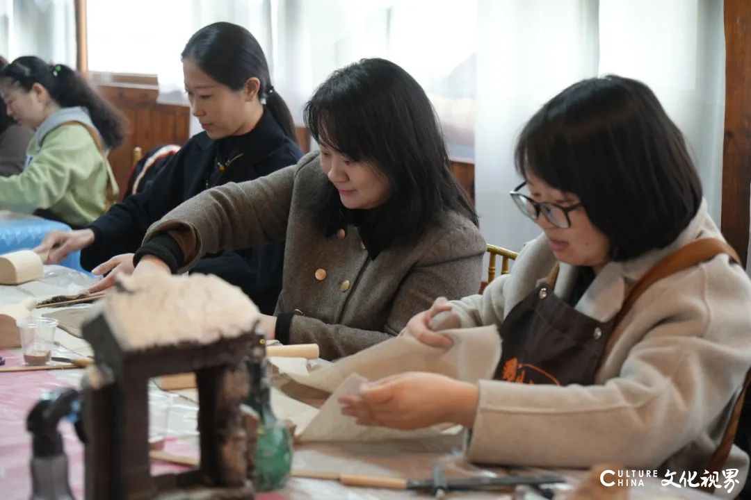 共塑陶艺展风采——钞氏兄弟（钞子艺、钞子伟）陶艺坊携手辰园举办三八妇女节主题陶艺教学活动