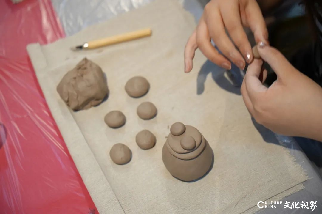 共塑陶艺展风采——钞氏兄弟（钞子艺、钞子伟）陶艺坊携手辰园举办三八妇女节主题陶艺教学活动