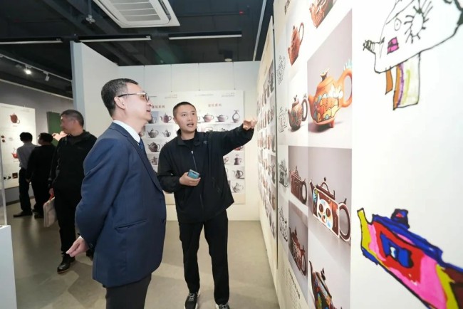 2024年度国家艺术基金传播交流推广项目“守正创新——设计驱动传统紫砂现代设计巡回展”昨日在澳门科大开幕