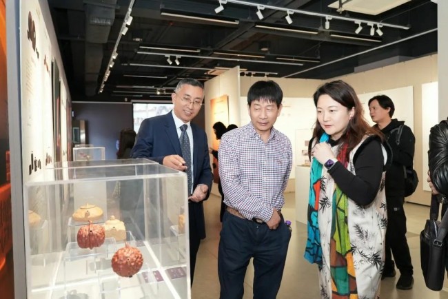 2024年度国家艺术基金传播交流推广项目“守正创新——设计驱动传统紫砂现代设计巡回展”昨日在澳门科大开幕