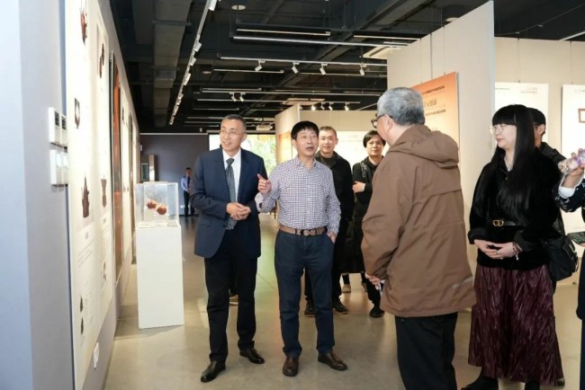 2024年度国家艺术基金传播交流推广项目“守正创新——设计驱动传统紫砂现代设计巡回展”昨日在澳门科大开幕