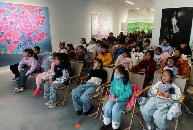 春日与童心相遇 | “花颜絮语——李江峰油画作品展3·8特别公益活动”在廊坊举行