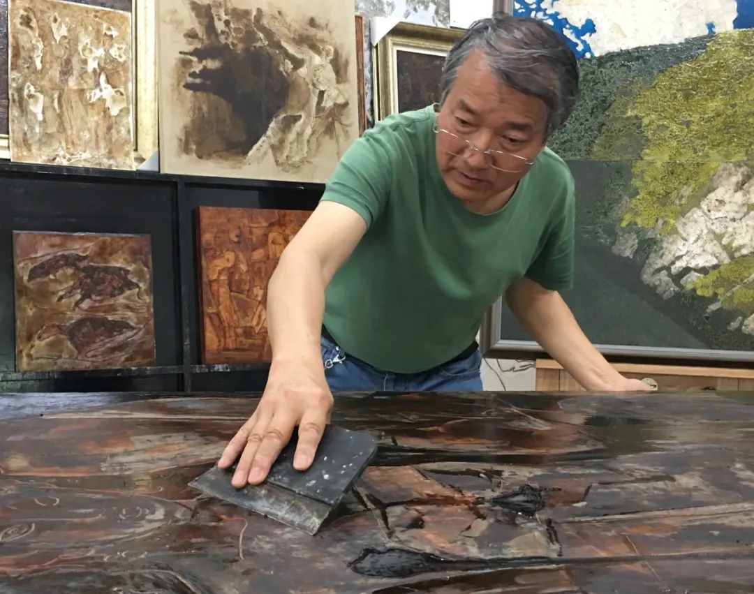 “分叉：树——陈恩深当代漆画展”昨日在四川美术学院美术馆开幕