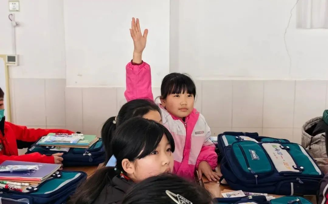 歌尔“开学第一课”公益活动在14所学校展开，700名孩子与ai共绘未来梦