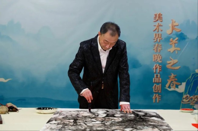 包洪波应邀为“大美之春——2025美术界春晚作品展播”现场创作作品《山高水长图》