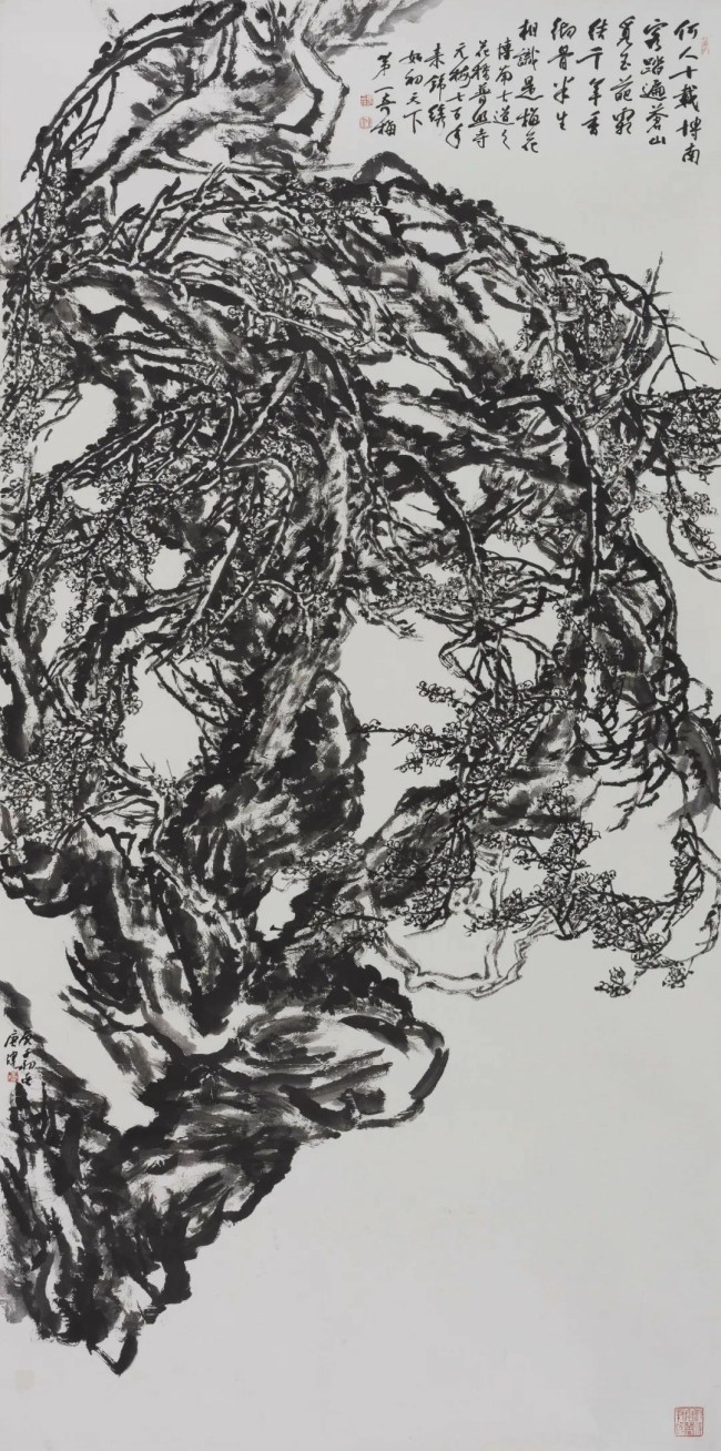 古梅召唤诗情，诗情辉映画意——唐建以写意笔墨描绘古梅野气、昂扬的生命力