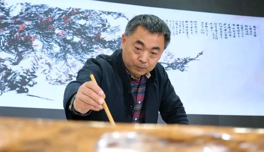 古梅召唤诗情，诗情辉映画意——唐建以写意笔墨描绘古梅野气、昂扬的生命力