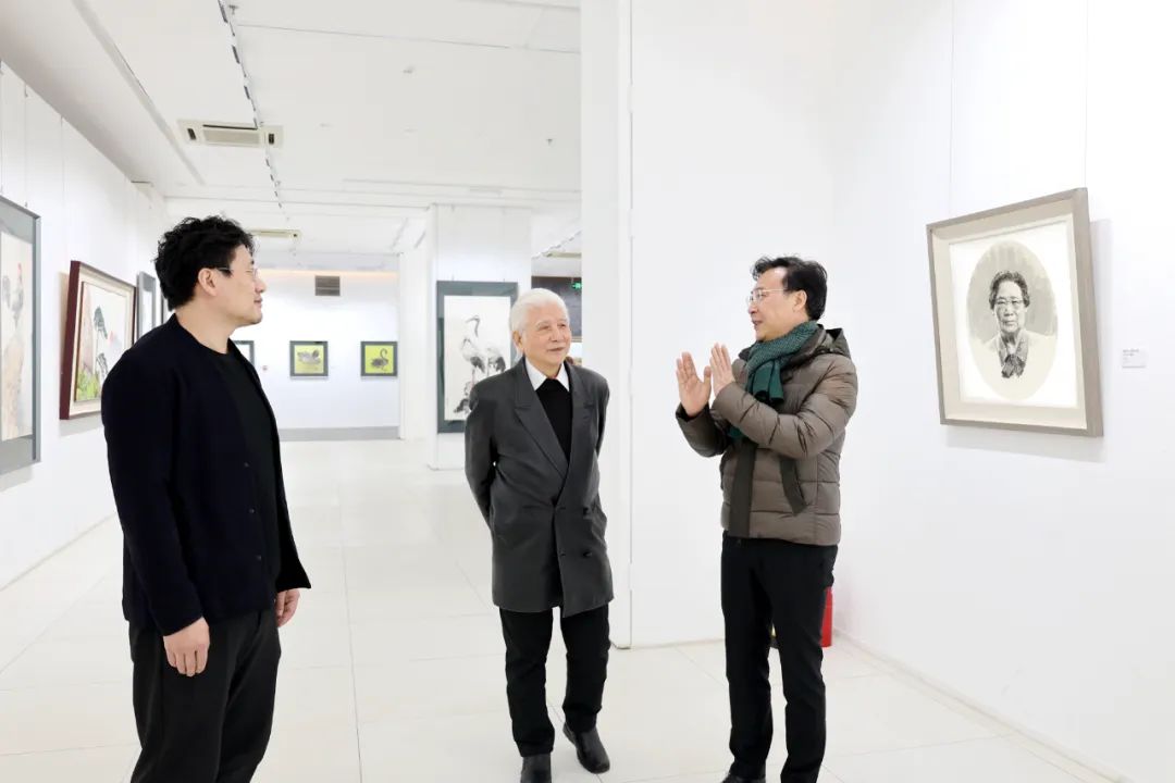 著名男中音歌唱家廖昌永到烟台美术博物馆参观正在展出的“清风徐来——徐青峰绘画作品展”