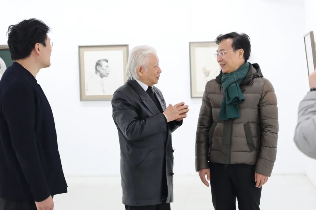 著名男中音歌唱家廖昌永到烟台美术博物馆参观正在展出的“清风徐来——徐青峰绘画作品展”