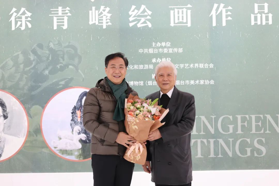 著名男中音歌唱家廖昌永到烟台美术博物馆参观正在展出的“清风徐来——徐青峰绘画作品展”