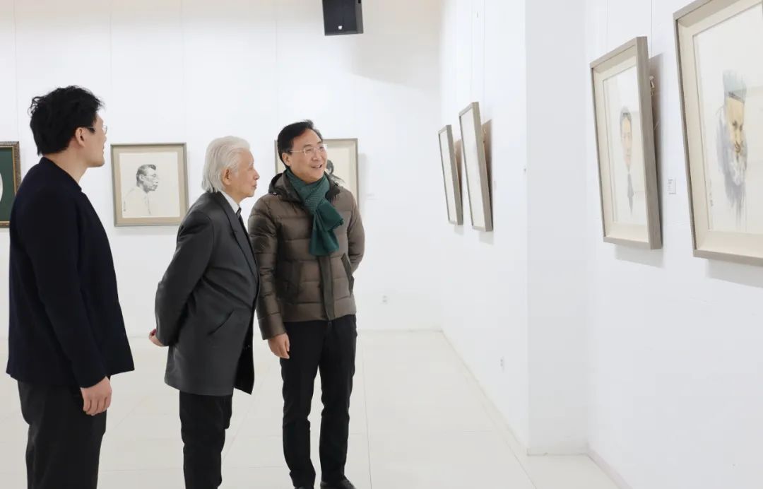 著名男中音歌唱家廖昌永到烟台美术博物馆参观正在展出的“清风徐来——徐青峰绘画作品展”