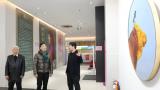 著名男中音歌唱家廖昌永到烟台美术博物馆参观正在展出的“清风徐来——徐青峰绘画作品展”