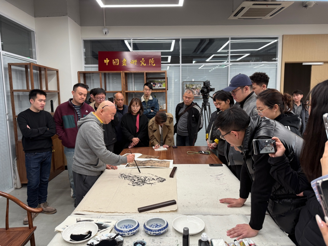 范扬教授为中国传媒大学中国画博士生作“守正创新——骨法用笔之古往今来”专题讲座