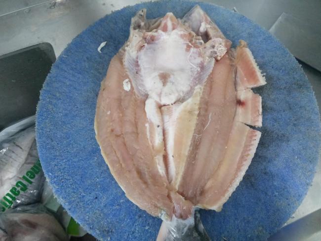 3·15在行动｜暗访两家半天妖烤鱼：垃圾桶捞回食材上桌，“只要不臭都能用”