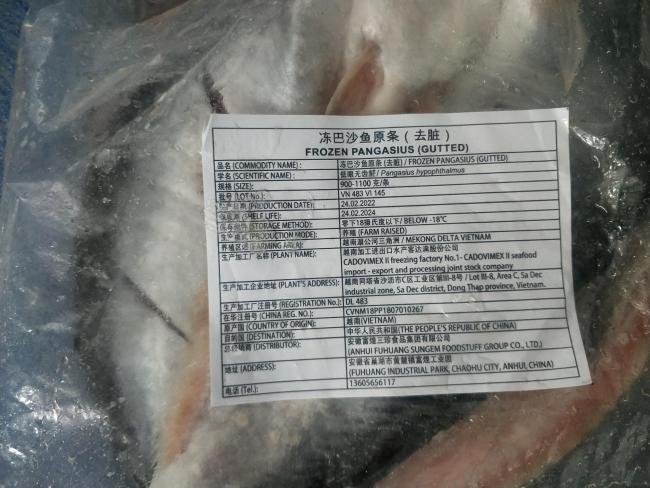 3·15在行动｜暗访两家半天妖烤鱼：垃圾桶捞回食材上桌，“只要不臭都能用”