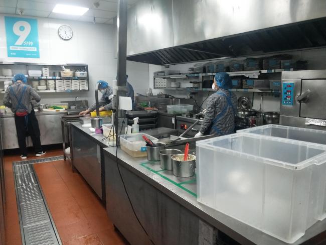 3·15在行动｜暗访两家半天妖烤鱼：垃圾桶捞回食材上桌，“只要不臭都能用”