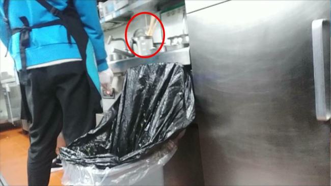 3·15在行动｜暗访两家半天妖烤鱼：垃圾桶捞回食材上桌，“只要不臭都能用”