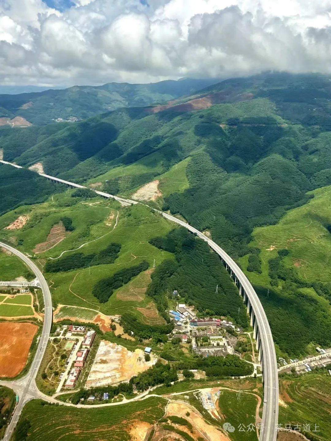 舒建新在“绿野佛国”以茶会友，与彝族老乡共话友谊