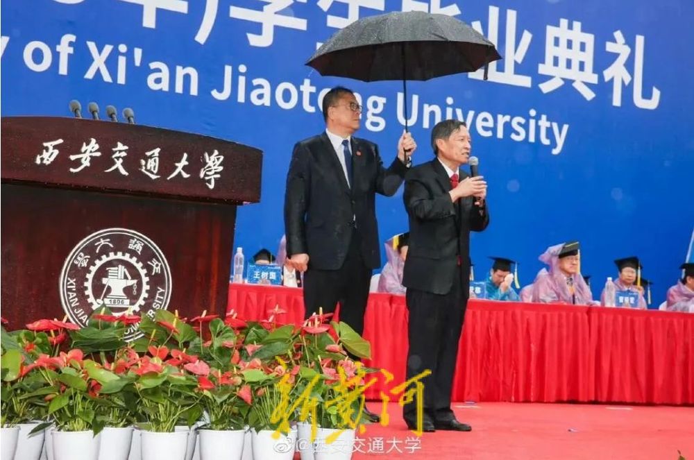 66岁王树国卸任西安交通大学校长，去年雨中脱稿寄语毕业生爆火网络