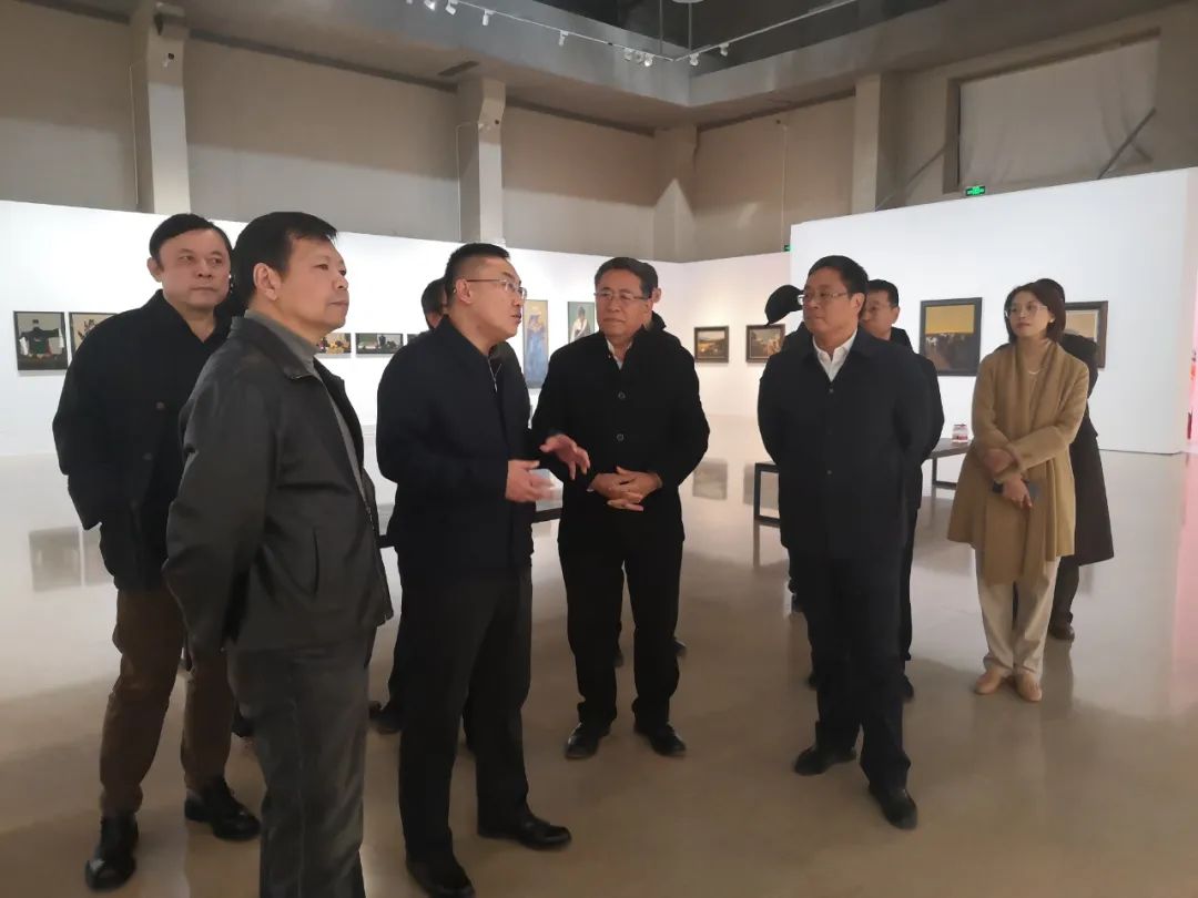 文化和旅游部副部长卢映川、中国艺术研究院院长周庆富一行到中国艺术研究院油画院调研并观展