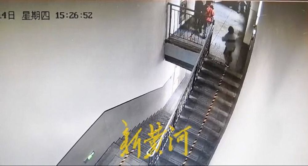 西宁一小学生被推搡致新建教学楼栏杆断裂后坠楼，家长质疑护栏质量