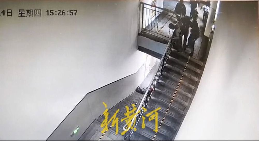 西宁一小学生被推搡致新建教学楼栏杆断裂后坠楼，家长质疑护栏质量