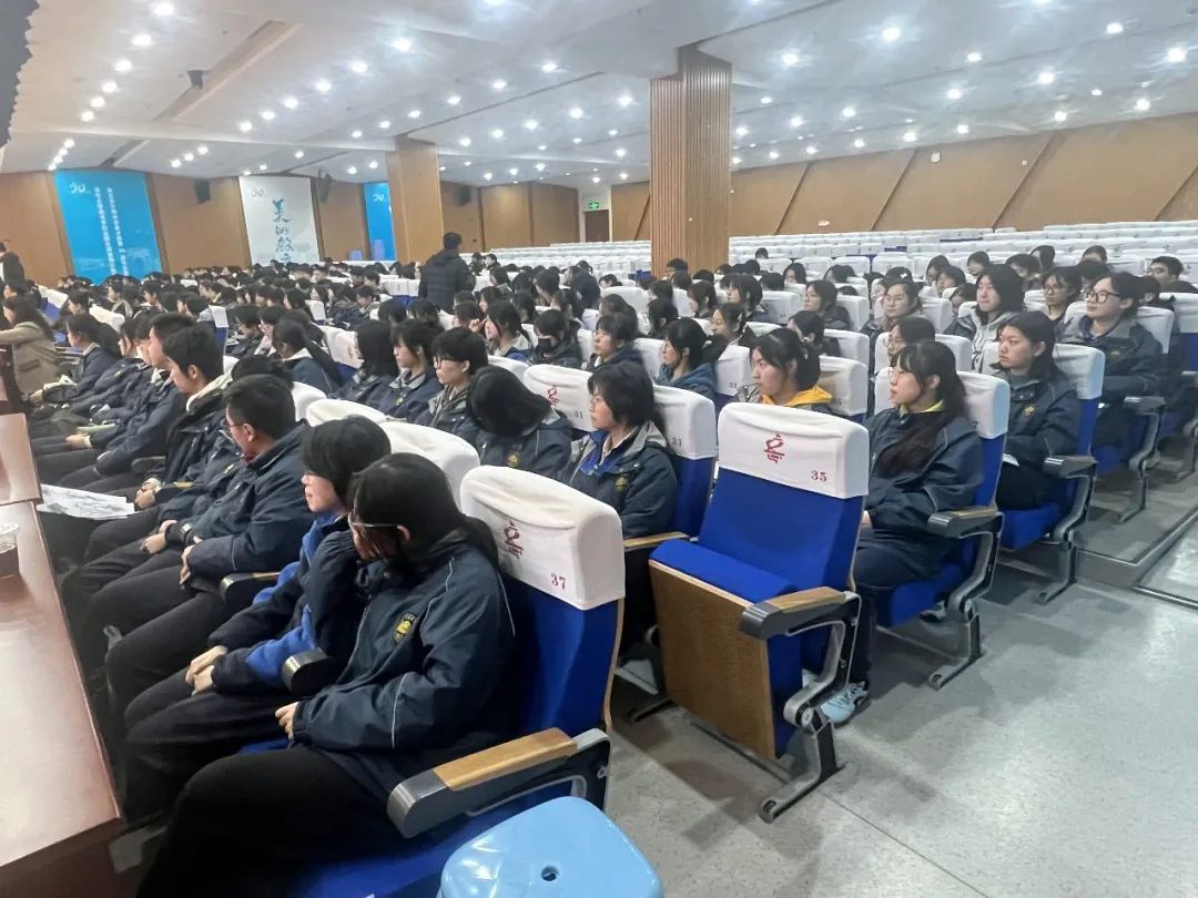 翟优在南京市宁海中学举办“文脉赓续——江苏中国画的发展历程”美育讲座