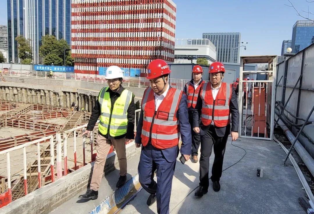 中建八局一公司党委副书记、总经理牛化宪赴在杭项目开展“四不两直”安全带班检查
