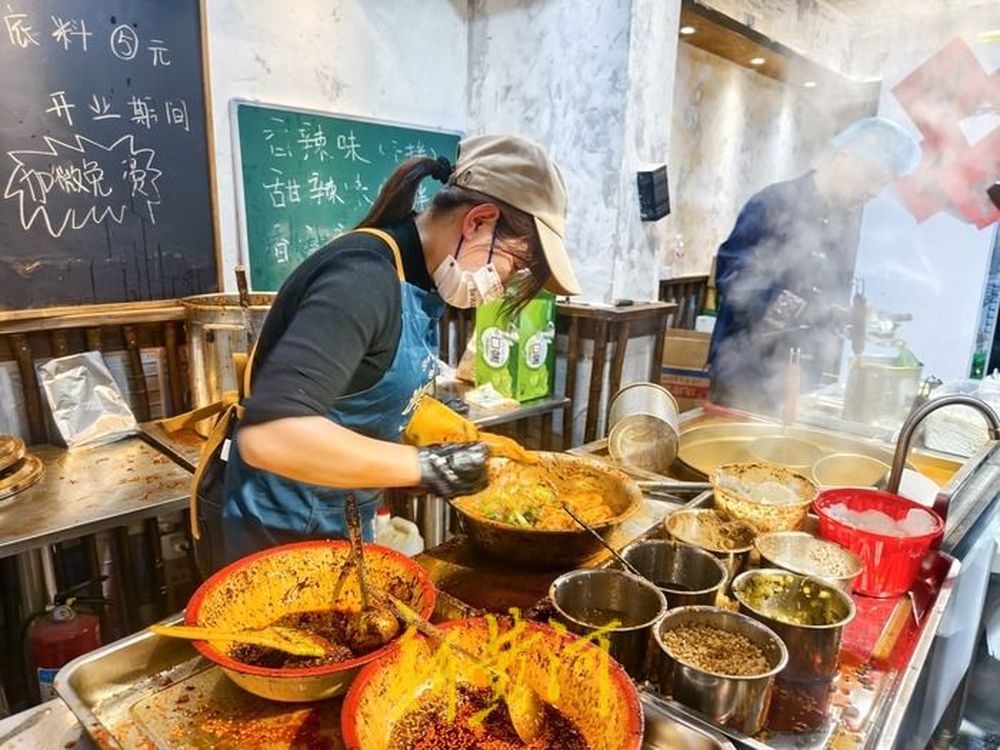 网红小吃“甘肃麻辣烫”爆火引发济南开店热潮，业内人士支招创业者
