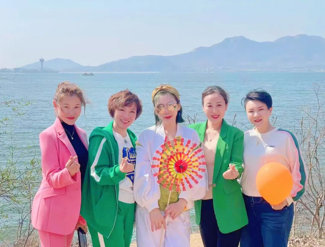 摆poss 拍美照，莎蔓莉莎小伙伴们的聚会超惊喜