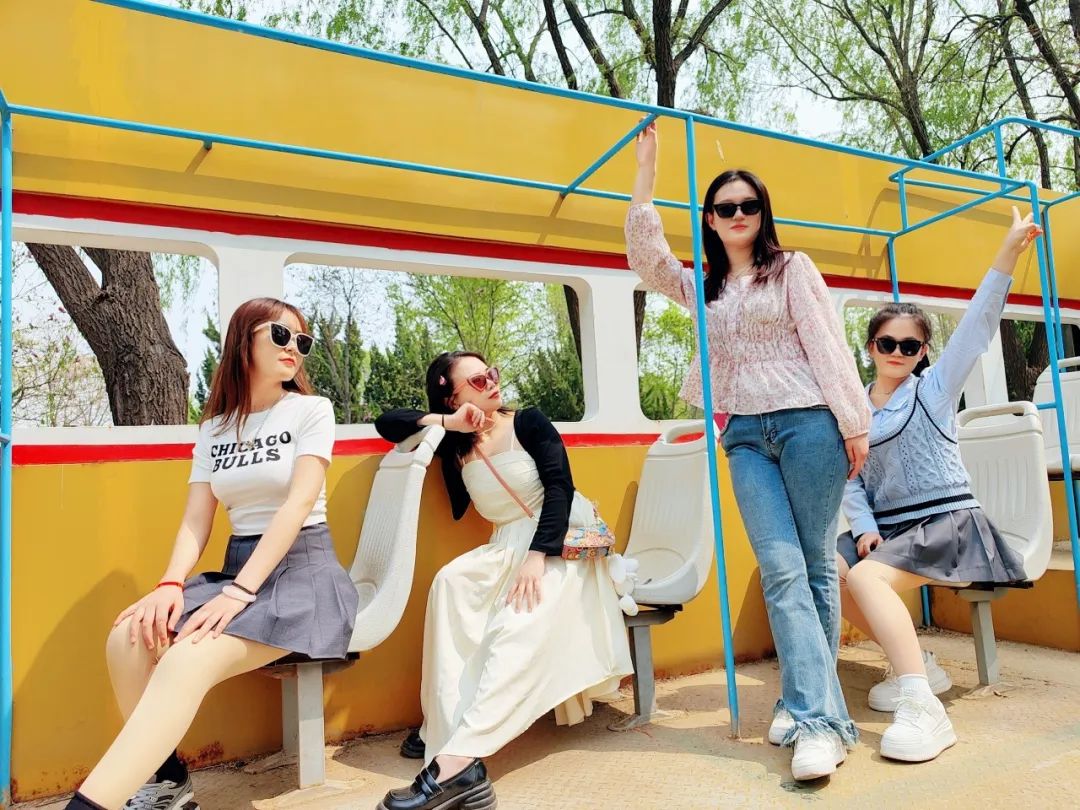 摆poss 拍美照，莎蔓莉莎小伙伴们的聚会超惊喜
