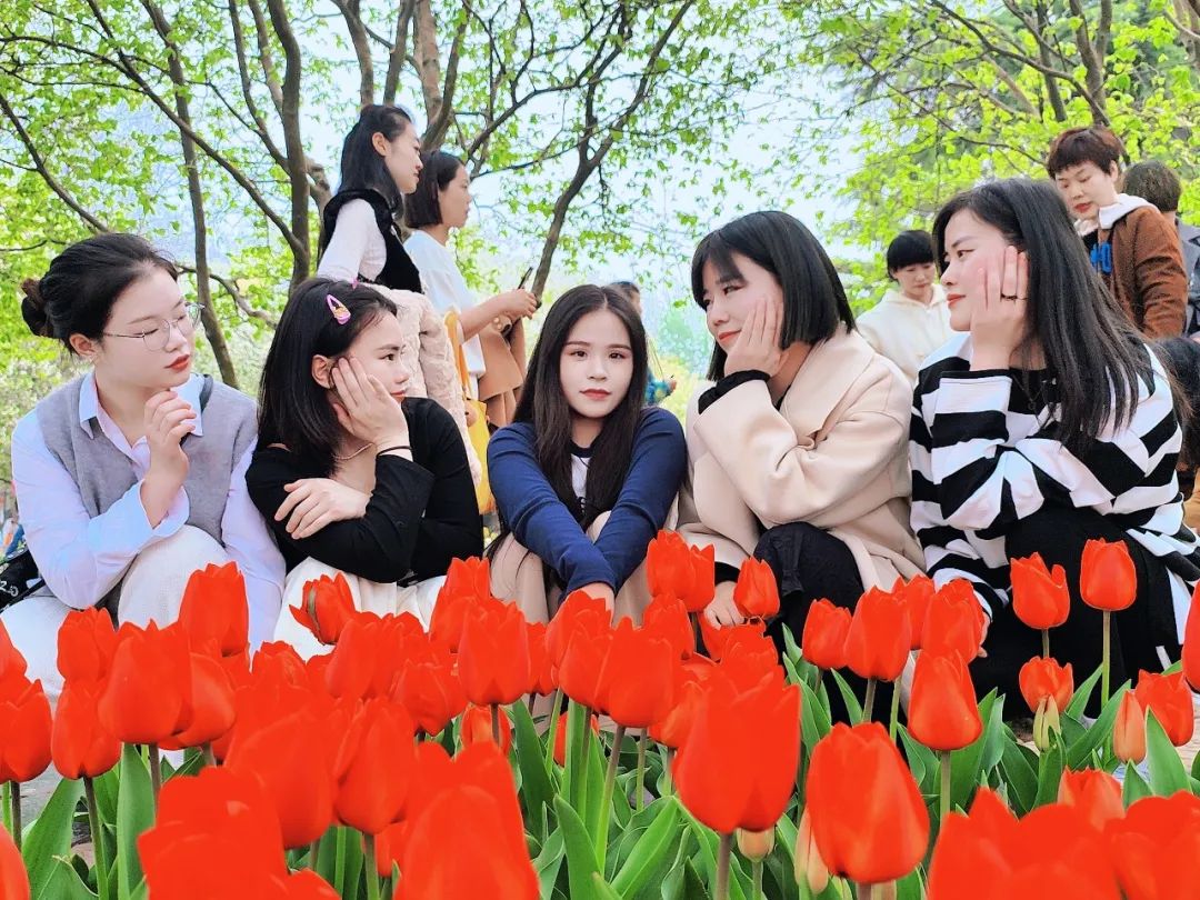 摆poss 拍美照，莎蔓莉莎小伙伴们的聚会超惊喜