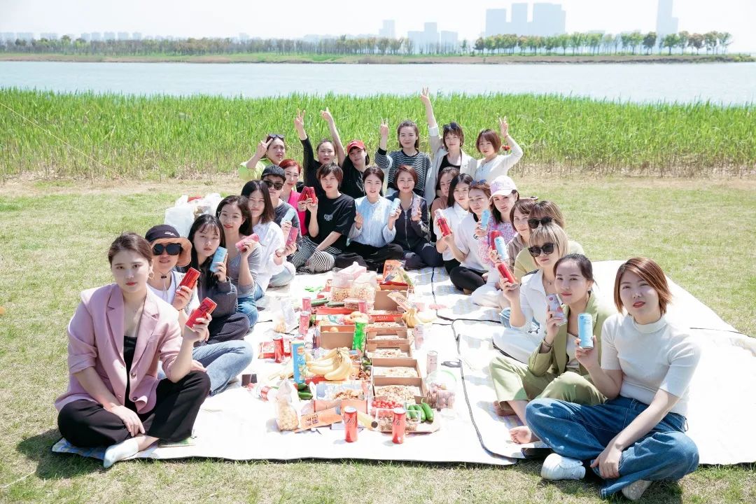 摆poss 拍美照，莎蔓莉莎小伙伴们的聚会超惊喜