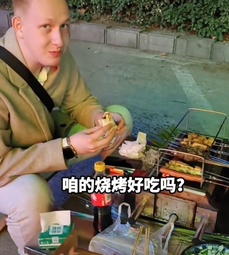 “老外”爱上淄博烧烤，网友：火出国际了！