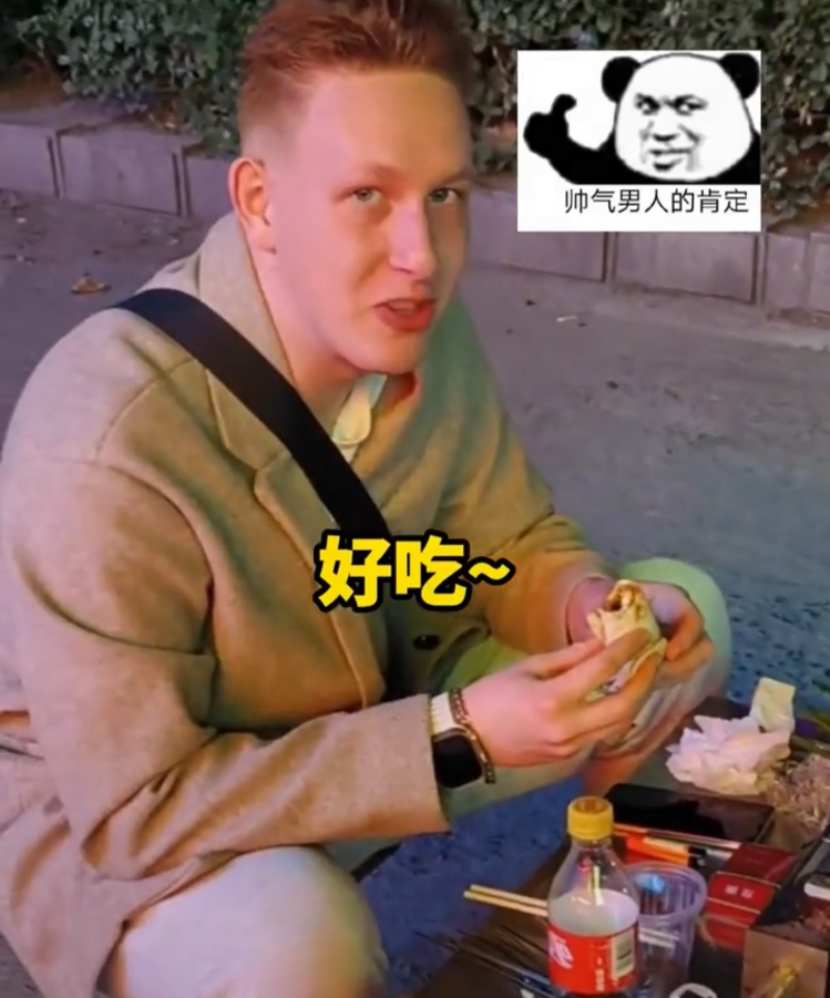 “老外”爱上淄博烧烤，网友：火出国际了！
