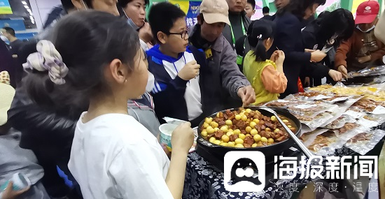 兰陵菜博会展厅成“试吃天堂” ，小学生逛吃“拔不动腿”