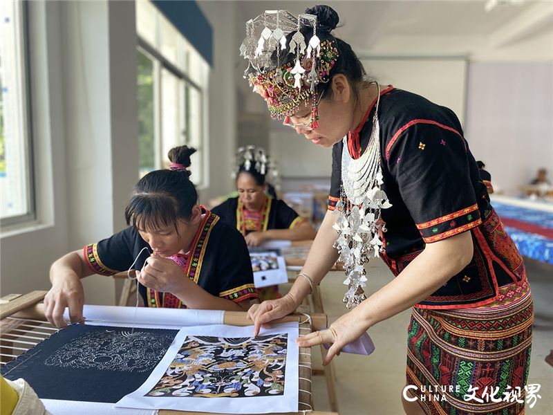 坚守初心使命 重塑黎锦辉煌——专访新时代黄道婆精神的传承者郭凯